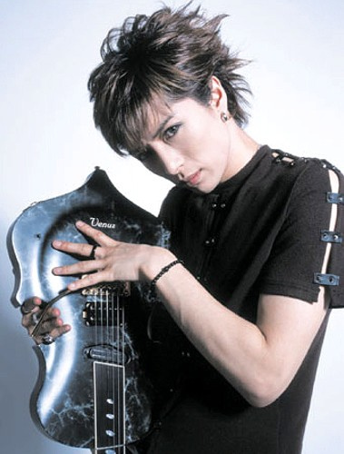 Gackt Playing.